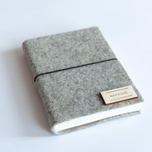 Načítať obrázok do zobrazovača galérie, Diár 2026 sivý, veľkosť: A5