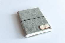 Načítať obrázok do zobrazovača galérie, Diár 2026 sivý, veľkosť: A6