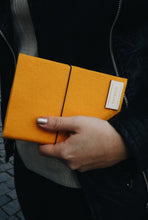 Načítať obrázok do zobrazovača galérie, Zápisník A6 linajkový, žltý