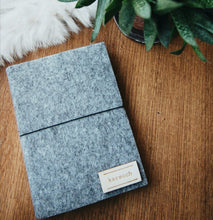 Načítať obrázok do zobrazovača galérie, Zápisník A6 linajkový, šedý