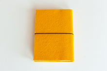 Načítať obrázok do zobrazovača galérie, Diár 2026 žltý, veľkosť: A6